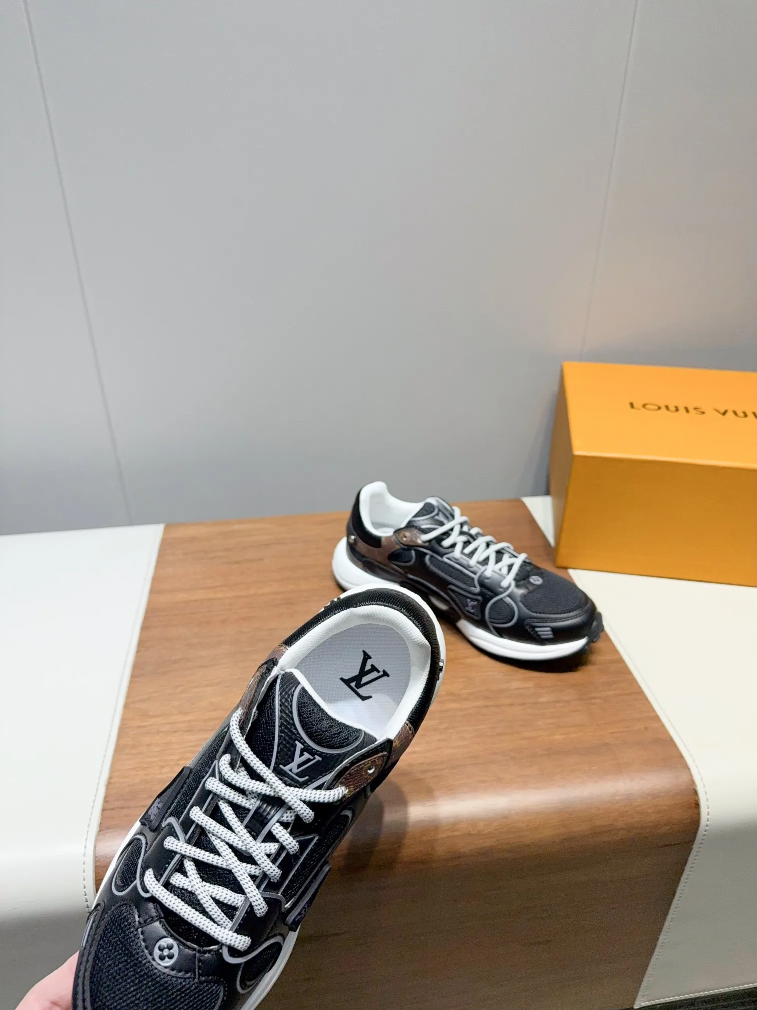 👟👟Ex-factory price 680👟👟 Men's size +10 LV Louis Vuitton OLYMPIA couple's sneakers. Purchased two pairs of Taikoo Hui RMB 18,200 to develop and reproduce. All details are correct. This model L Olympia sneakers combine mesh fabric and metallic synthetic leather and other technical fabrics to reinterpret the classic running shoe design with a neat and simple design. Lightweight EVA outsole provides a stretchy ride. Rich details such as Monogram embossing and presbyopic letters establish recognition. Mixed material embossing on the upper. Louis Vuitton elements on the laces. Original molded EVA. Outsole decorated with Monogram flowers. Size: 35-40 for women and 39-44 for men (40 for women and 45 for men are custom-made and cannot be returned or exchanged)
